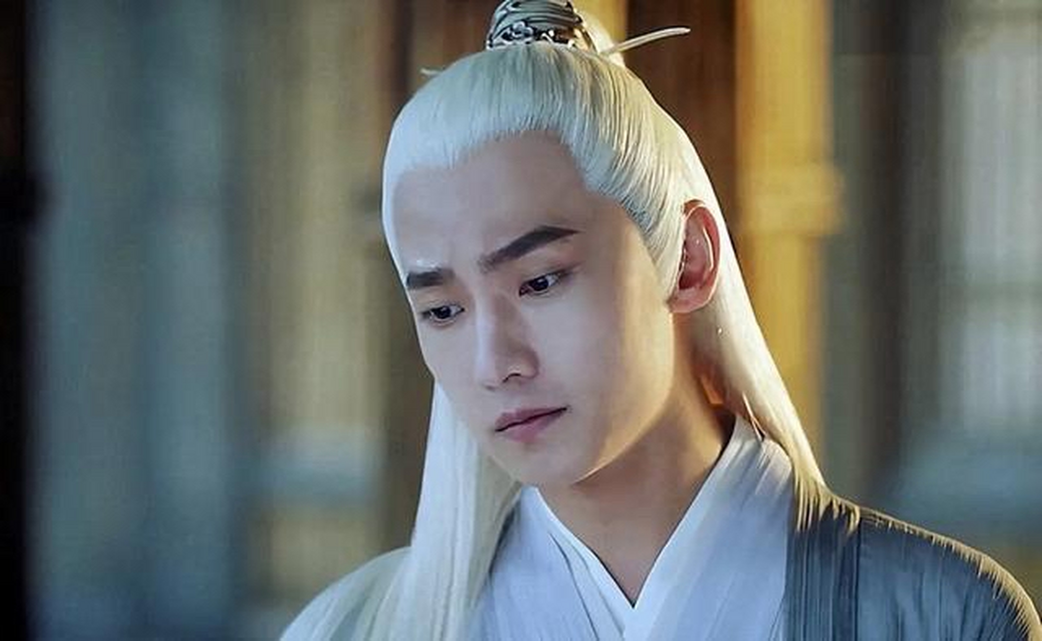 白发杨洋一样帅 《且试天下》最后两集,为了救受伤的白风夕,杨洋披上