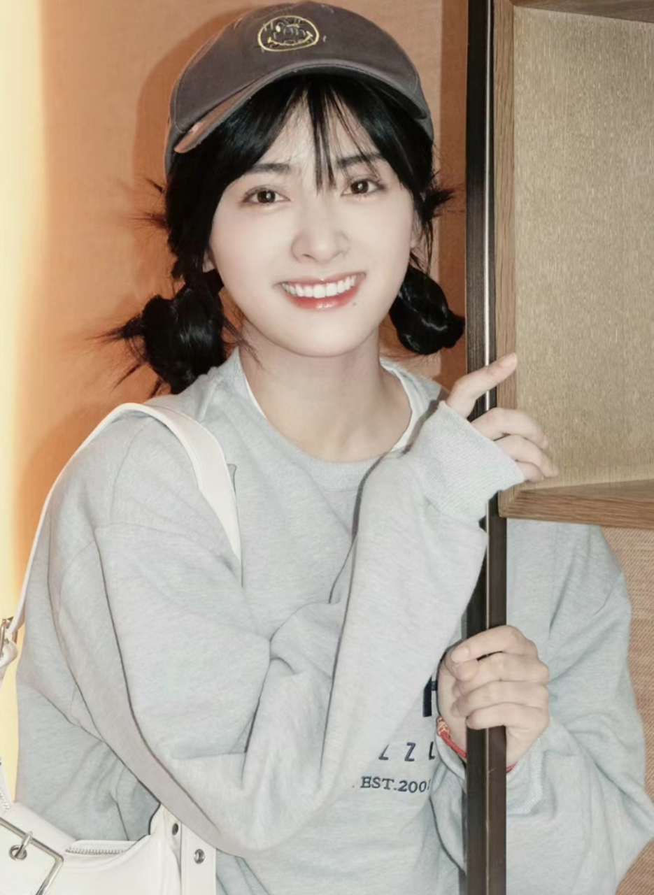 沈月晒生活照气质太青春,戴着棒球帽,梳两个低丸子发髻,过于可爱了.