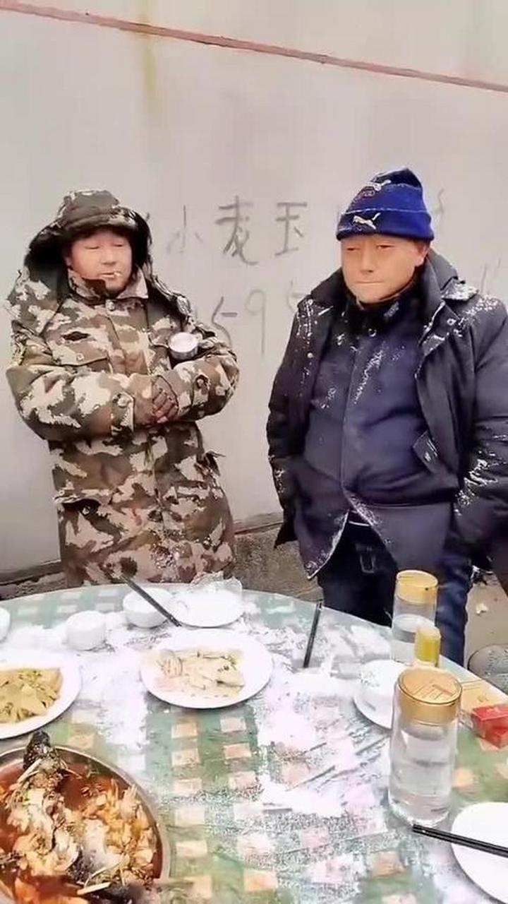 下雪天还能这样继续喝酒,看出来是哥们!