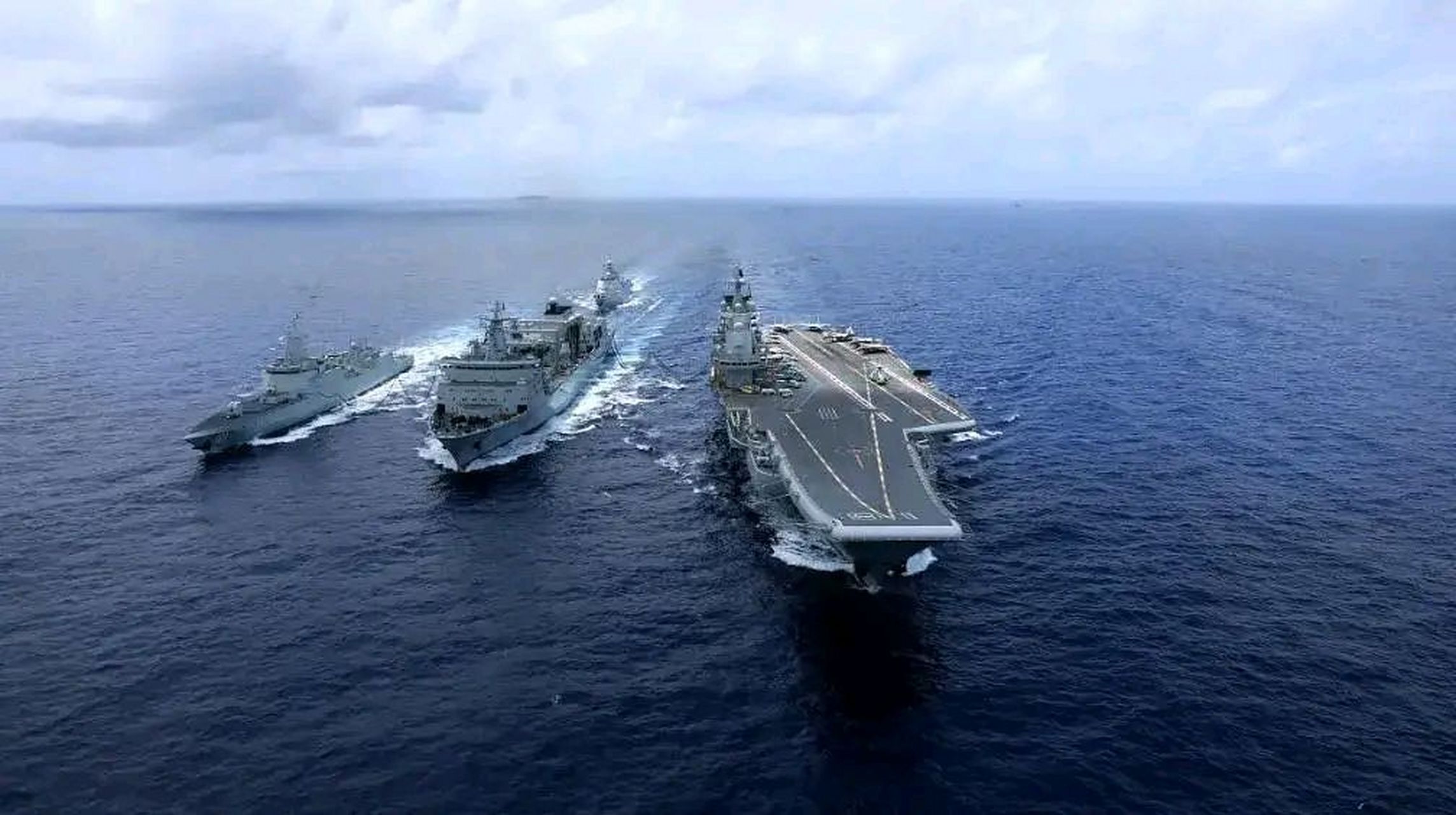 一,每天人员开销费,辽宁舰2600人,开销110万元.