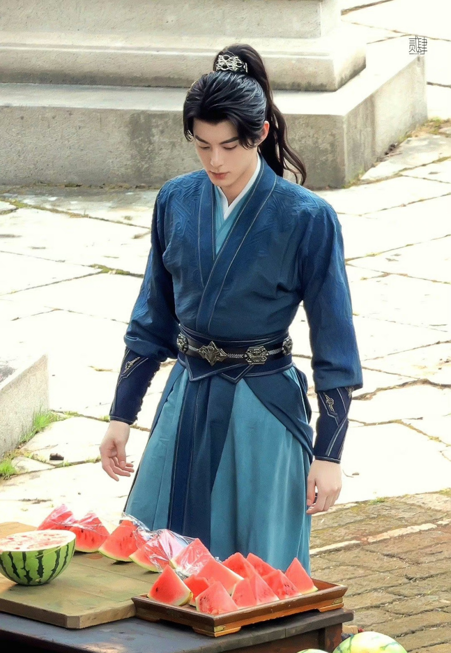王鹤棣,胡一天同款古装造型,高马尾配蓝色束腰劲妆造型,哪个秒到你了