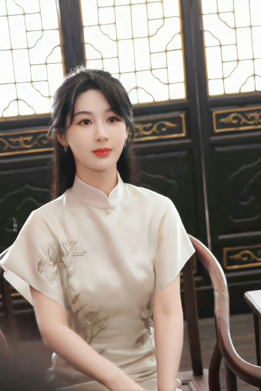 杨紫穿旗袍了# #杨紫# 杨紫最新物料释出,旗袍造型韵味十足,好有国风