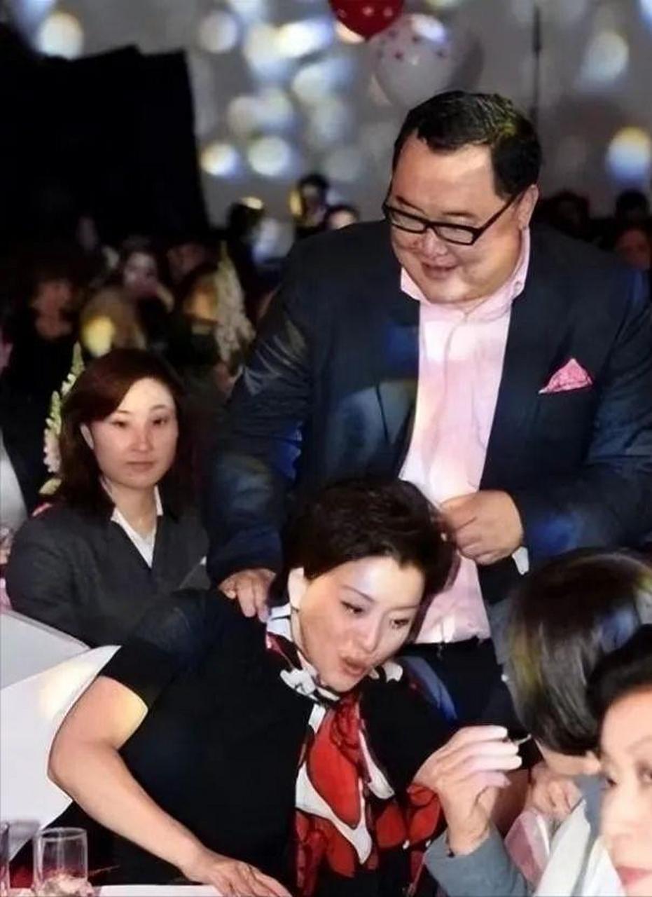 杨澜和老公同框秀恩爱,黑裙配丝巾气质不输女明星,老公显油腻