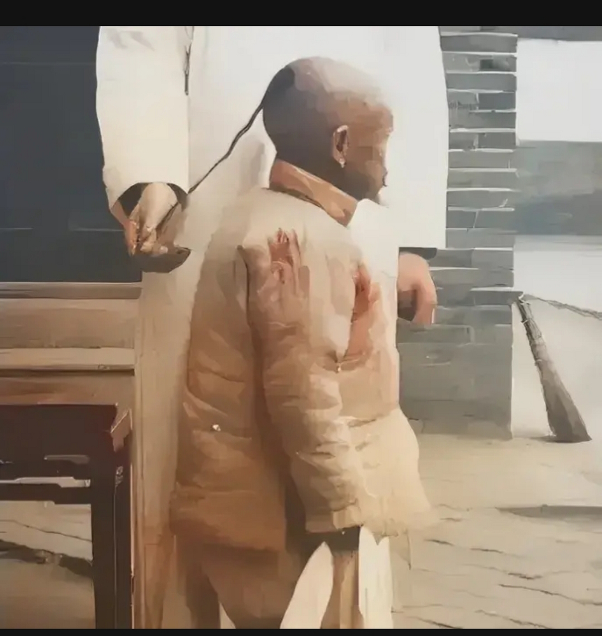 晚清时期,一名留着"金钱鼠尾辫"的男子,在当时这种现场很普遍,有一些