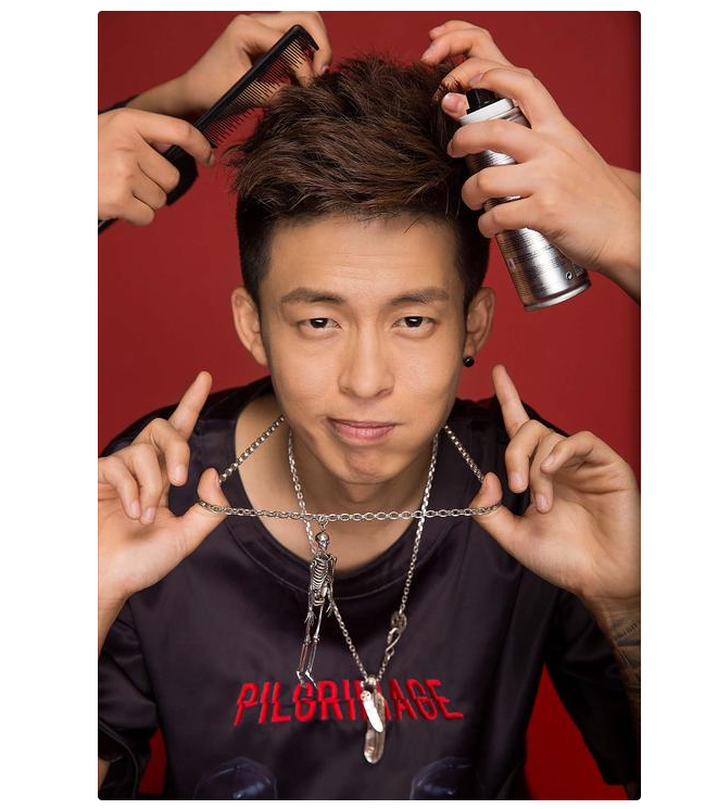 《勉为其难》歌手王冕被抓,利用直播打赏洗钱近亿元老婆孩子跑路