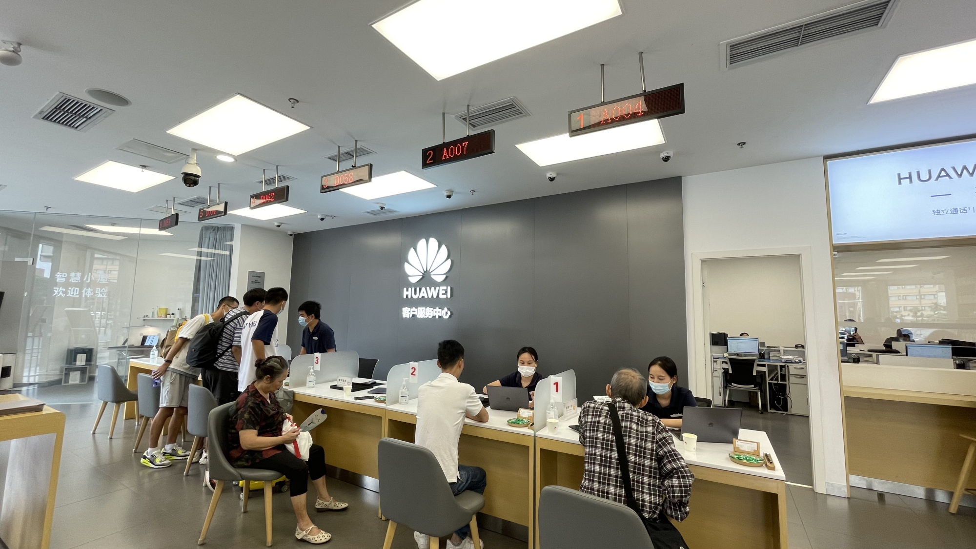 体验|华为服务日,体验免费贴膜服务