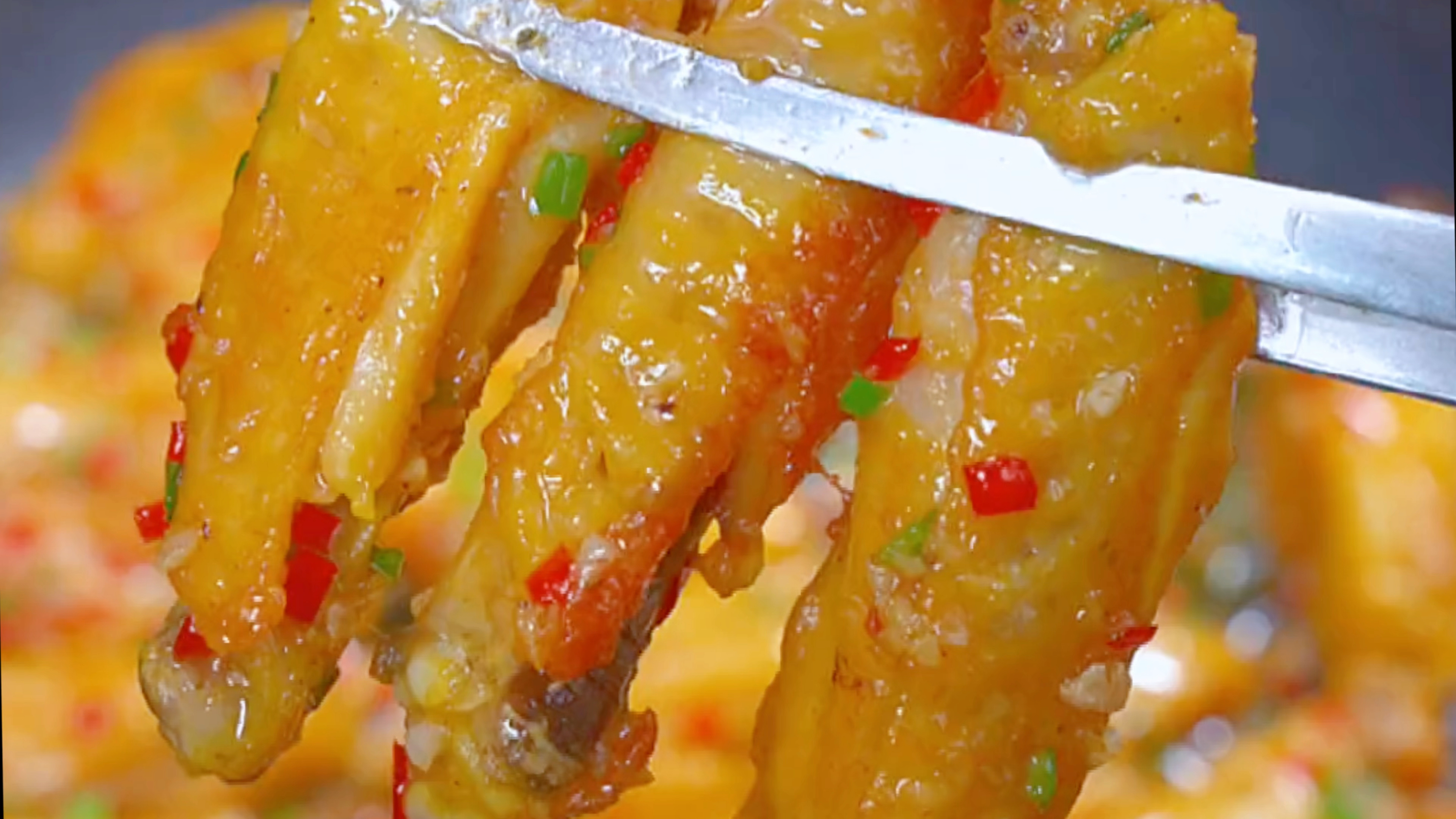 鸡翅别再可乐了,跟我这样做盐焗鸡翅,好吃到停不下来