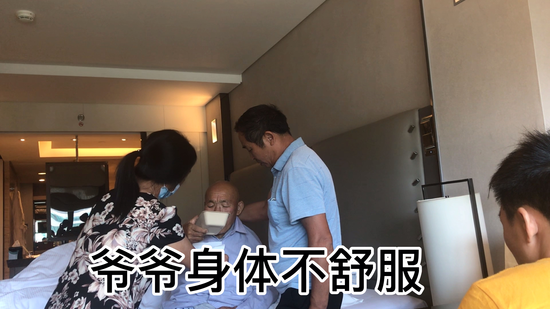 在酒店打包两盒白粥一点面包居然要100多,还只给两个小的打包盒