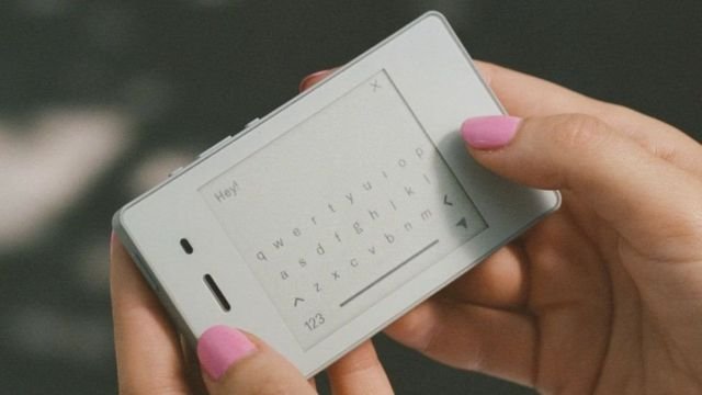 图像加注文字, 轻电话试图让人免去诸多提示和干扰。