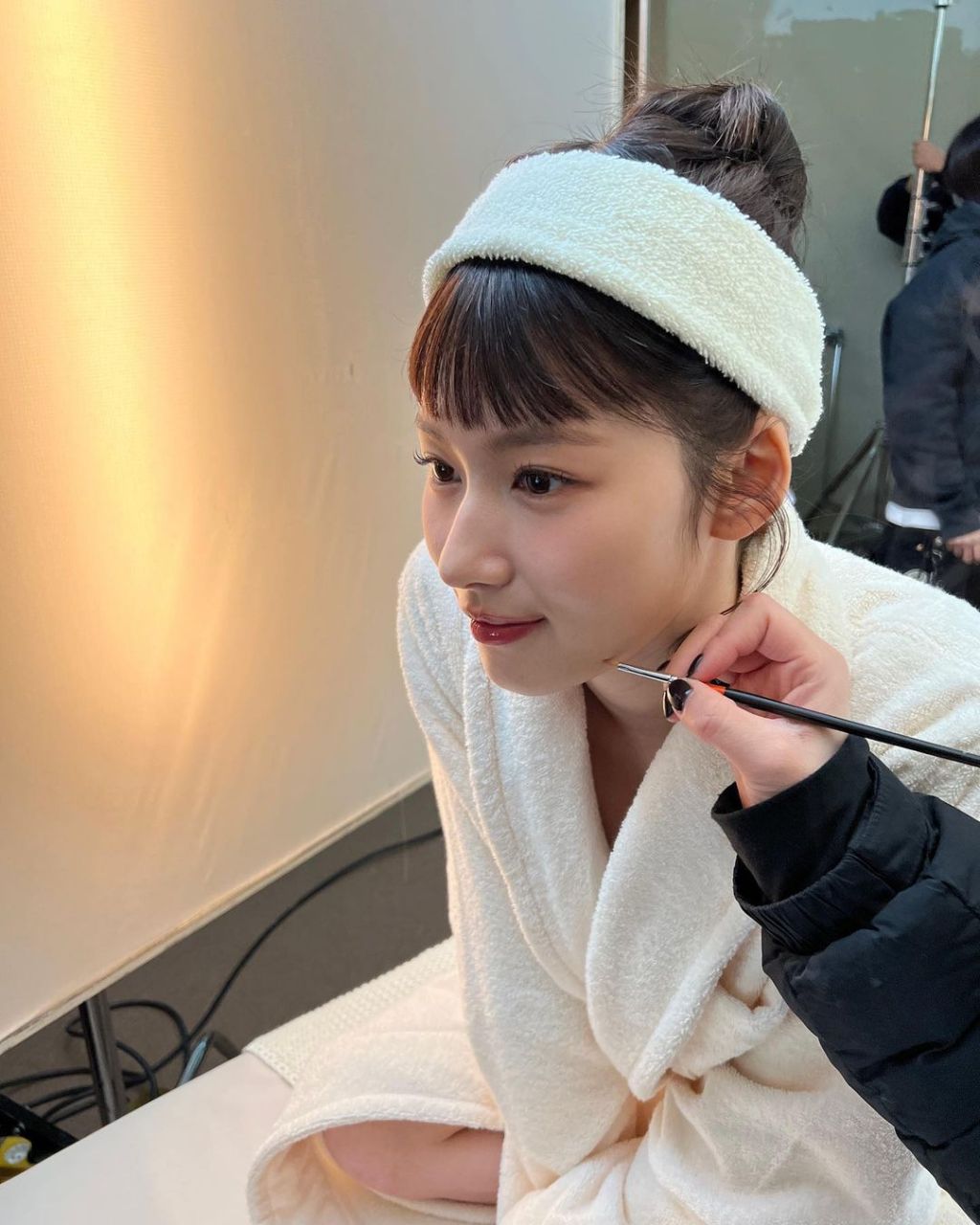 twice凑崎纱夏最新po照. 她身穿浴袍,扮可爱. 搞怪自拍了很多张.