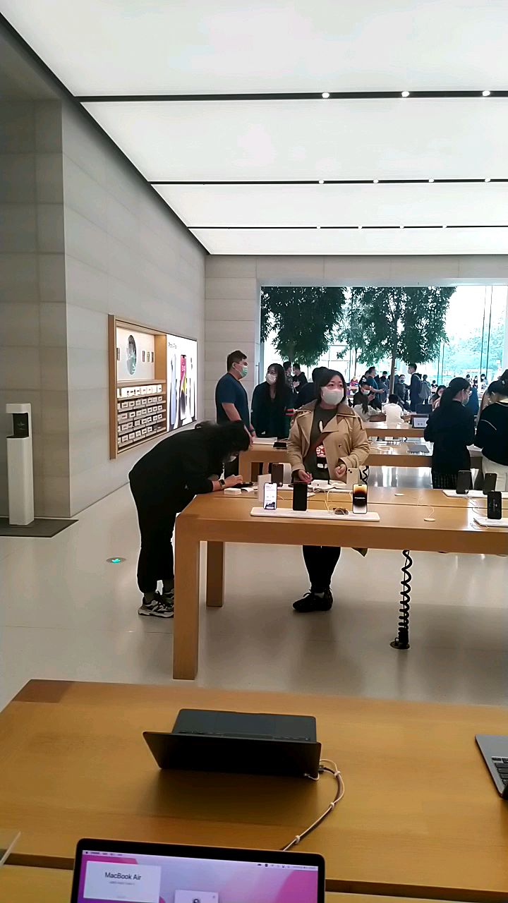 周末的济南恒隆广场苹果手机专营零售店