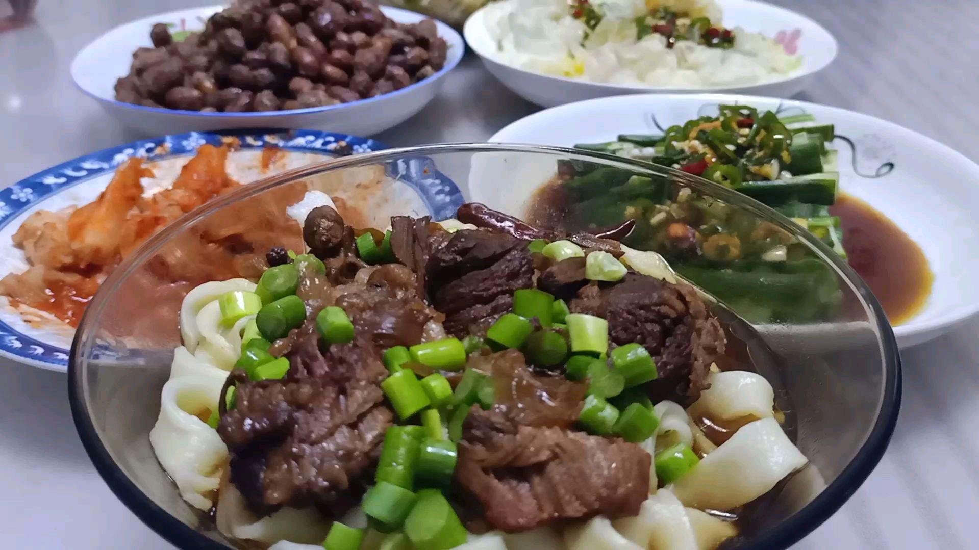 这样做的牛肉面,面条爽滑筋道,大块吃肉喝汤,真鲜美