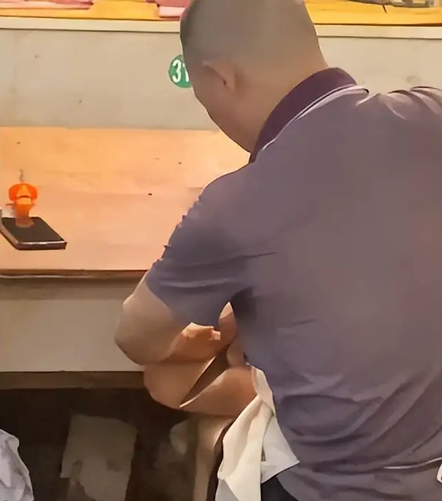 肉摊摊主用割肉刀割脚皮,被网友无意拍下,真是恶心到家了!