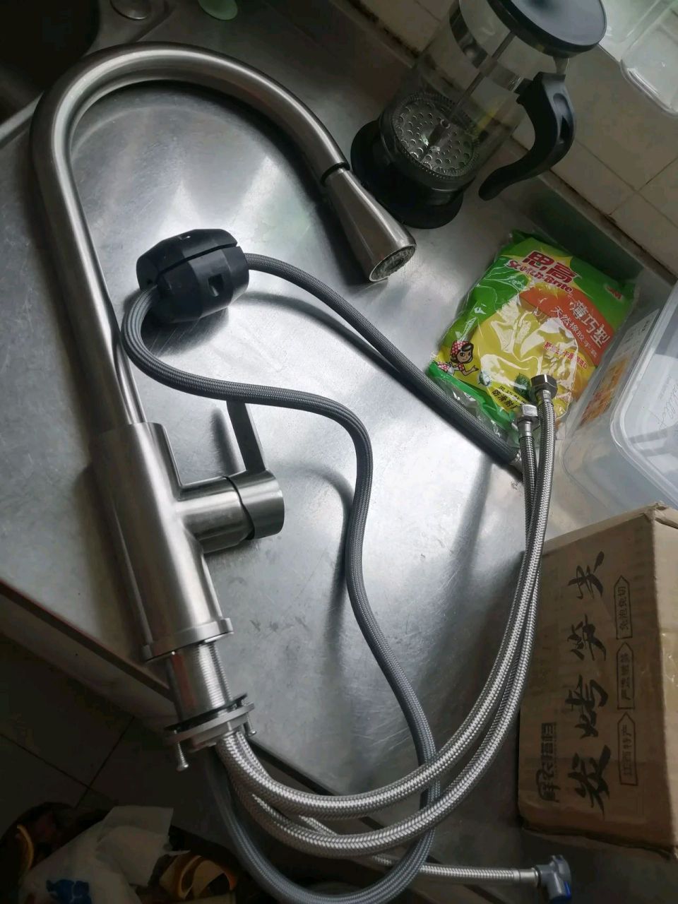 今天更换一个洗菜盆抽拉式水龙头差点翻车,水龙头到比较好拆,人家这个