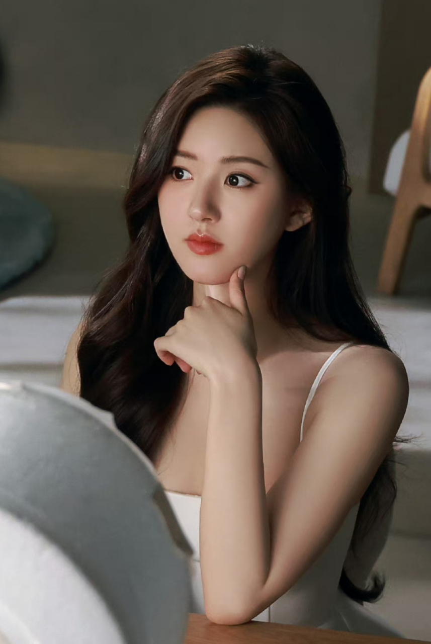 赵露思在片场拍摄,穿着白色礼服长发及腰,脸部状态无可挑剔,她新换的