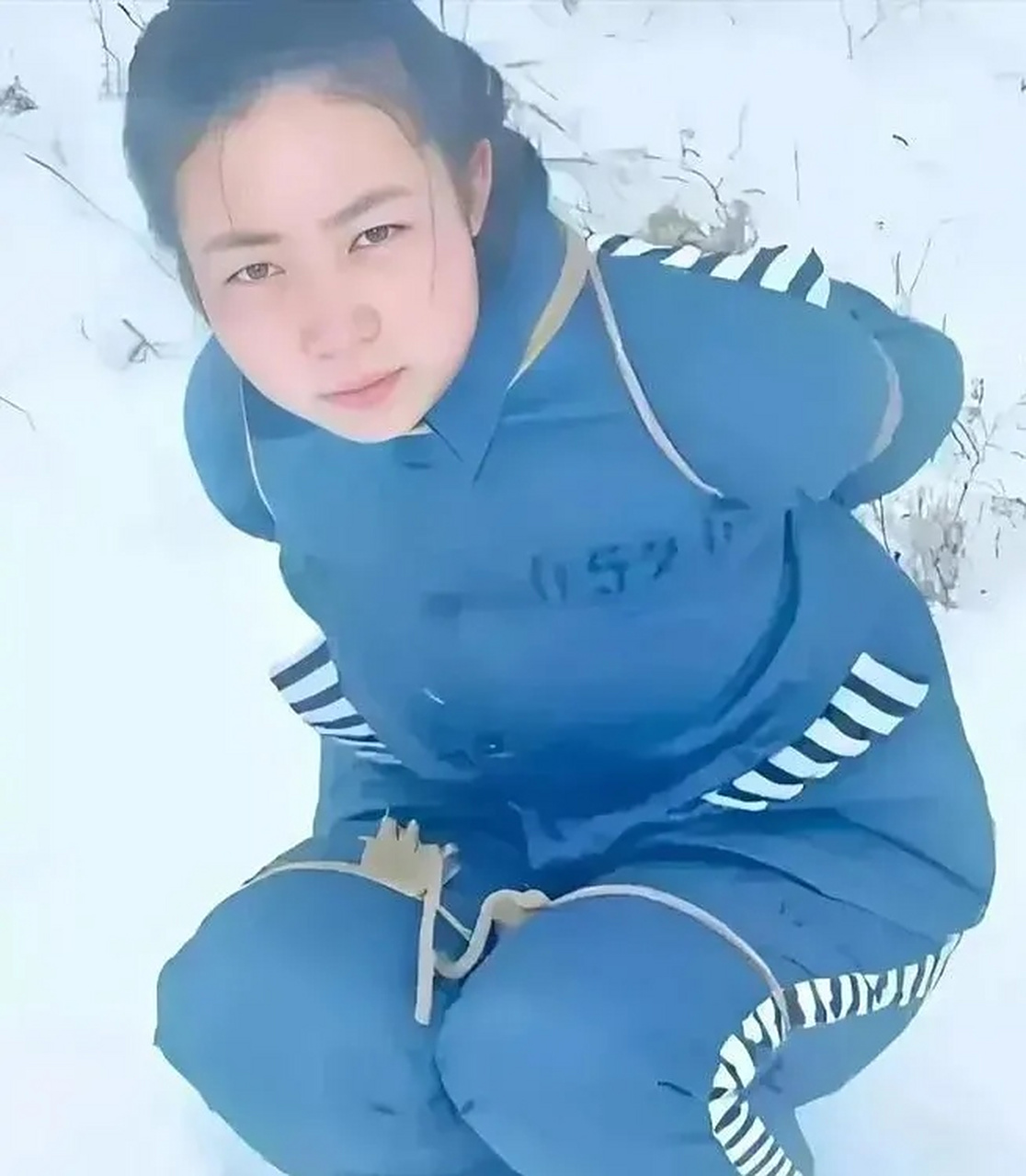 1991冬天在沈阳郊区,年仅19岁的吴晓莉在被枪决前拍下了这张老照片,她