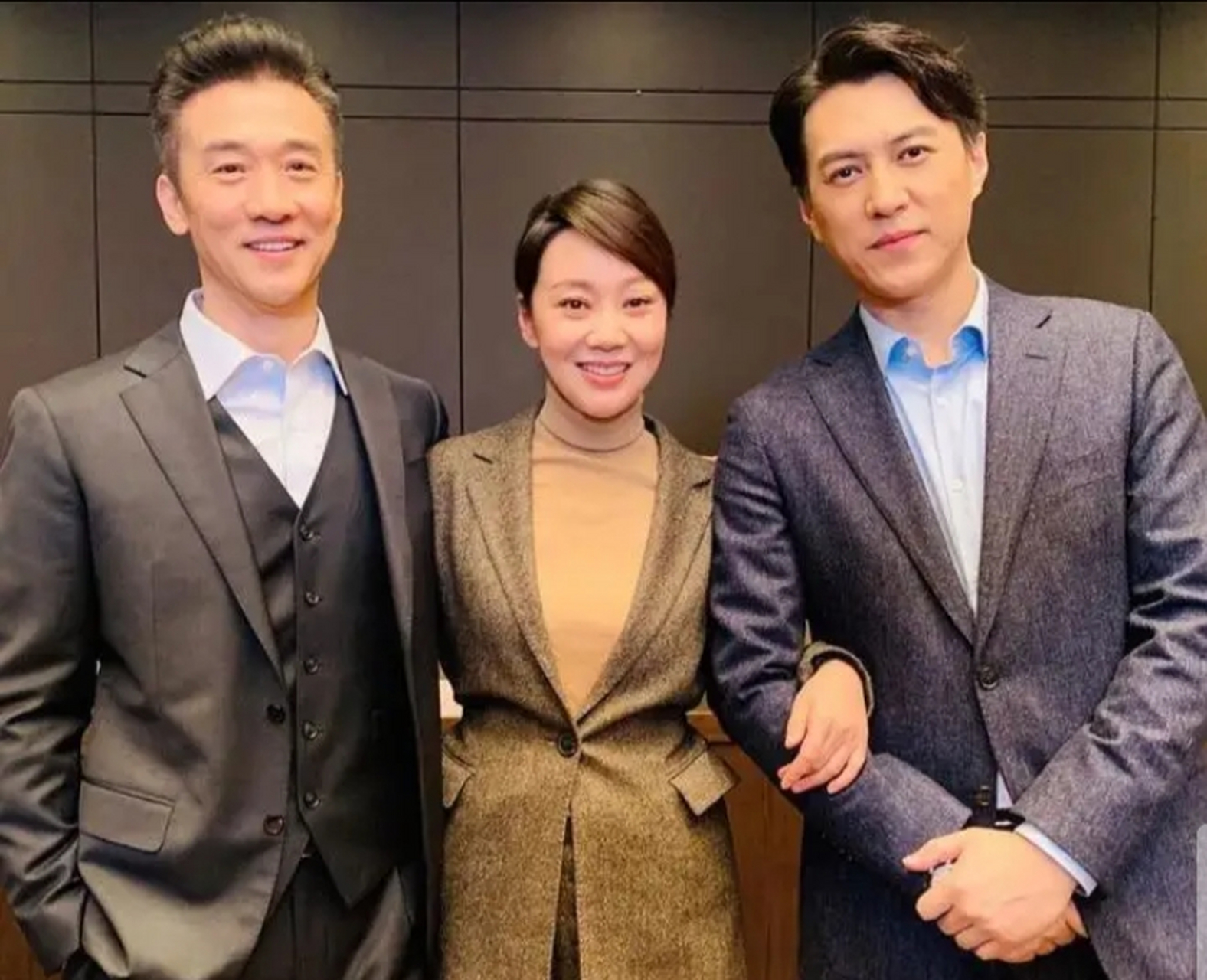 一天,闫妮去买房,售楼小姐看她衣着普通,就轻蔑一指:"这套不错,400平