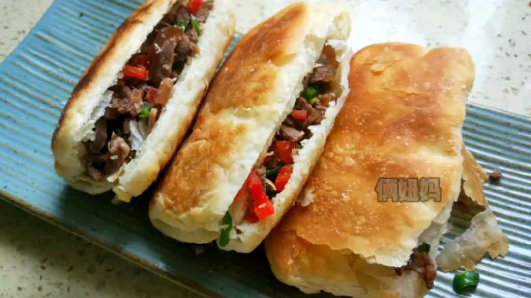 酱牛肉火烧,火烧酥脆多层,制作简单,牛肉酱香浓郁,回味无穷