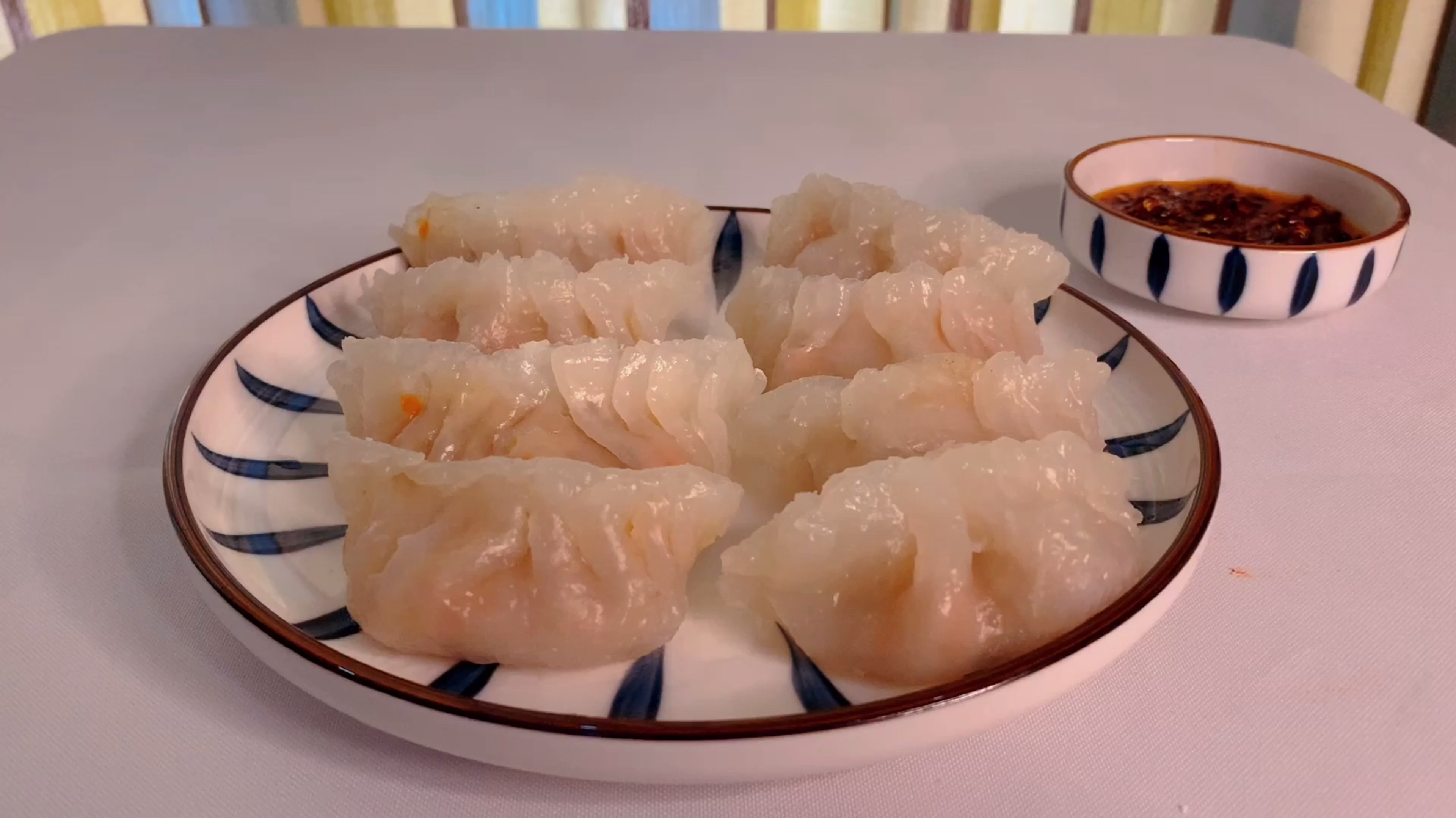 吃腻了猪肉馅饺子,尝试做个水晶鱼饺吧,味道鲜美