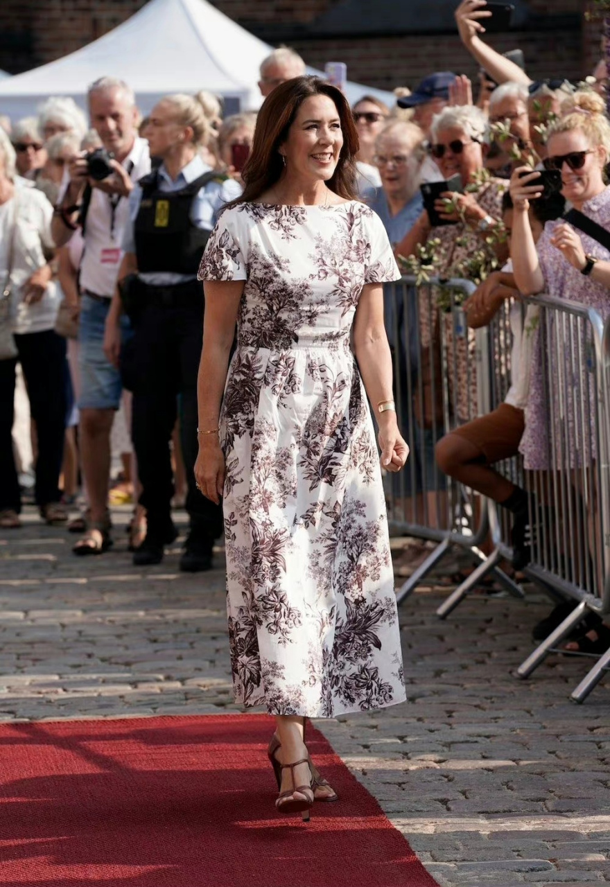 丹麦玛丽王妃近期参加活动的穿搭,一身印花连衣裙,再搭配红粽色高跟