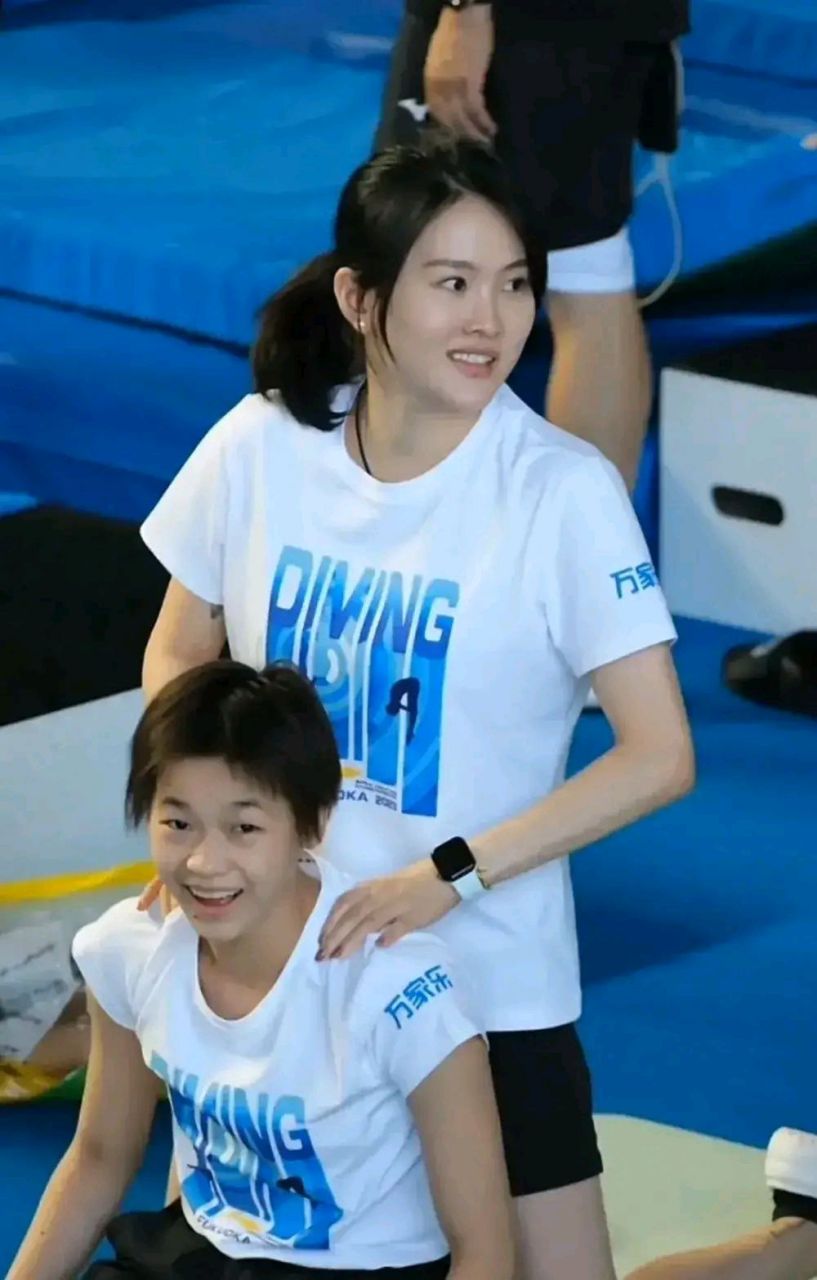 陈若琳# 是一位优秀的跳水运动员,她在比赛中取得了许多冠军荣誉.