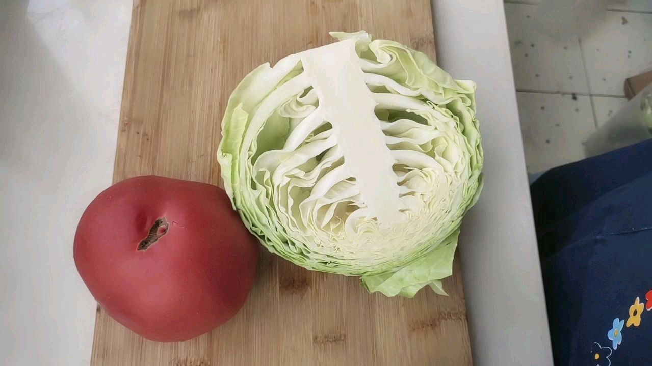 甘蓝怎么炒更鲜嫩入味儿?加一个西红柿,味道鲜美,比吃肉香