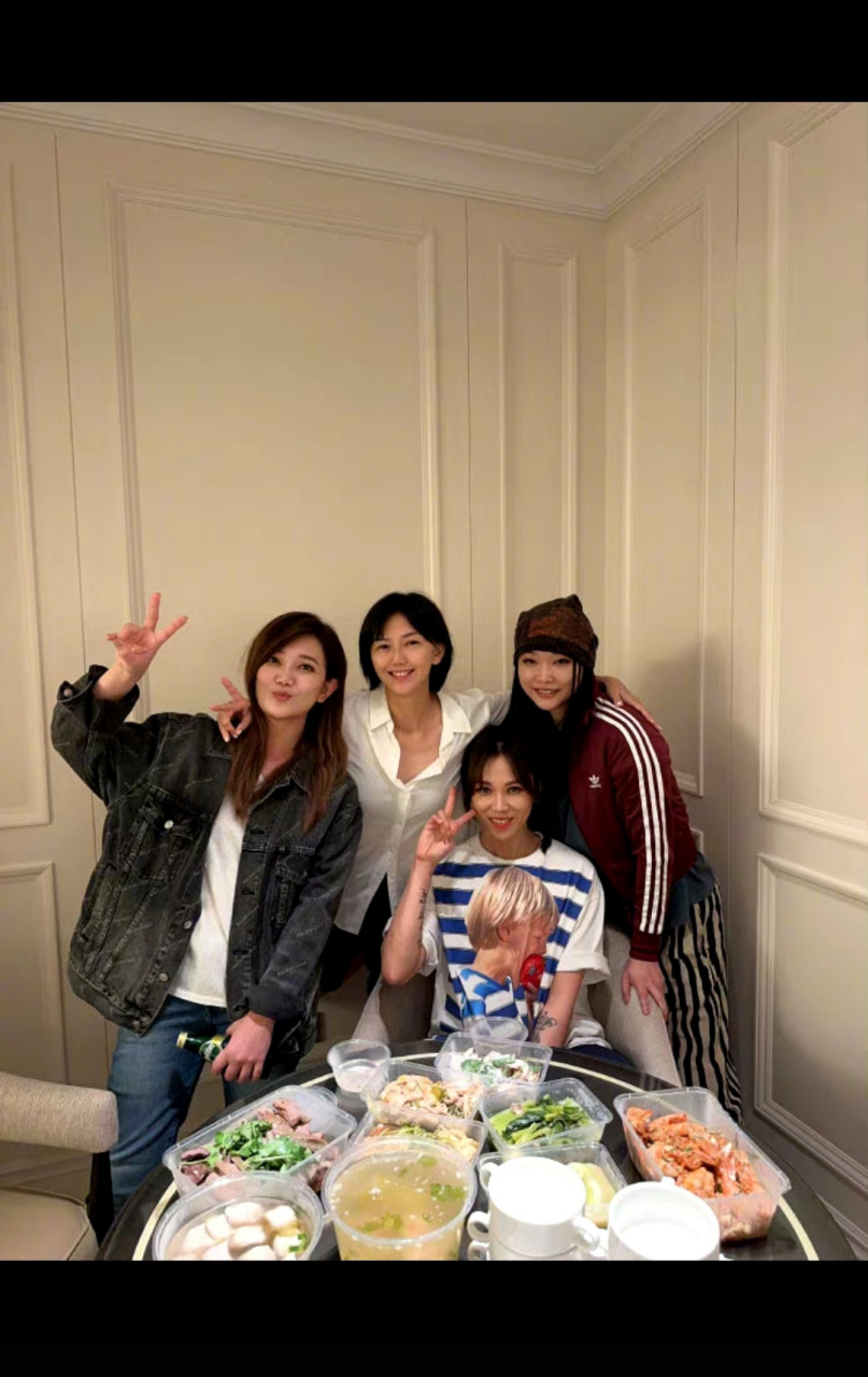 天后世纪合照 孙燕姿梁静茹蔡健雅许美静世纪同框!天后之夜名不虚传!