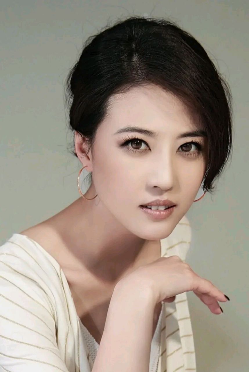 年轻时的周海媚一头乌黑的秀发,加上她那天使般的面孔,散发出一种不食