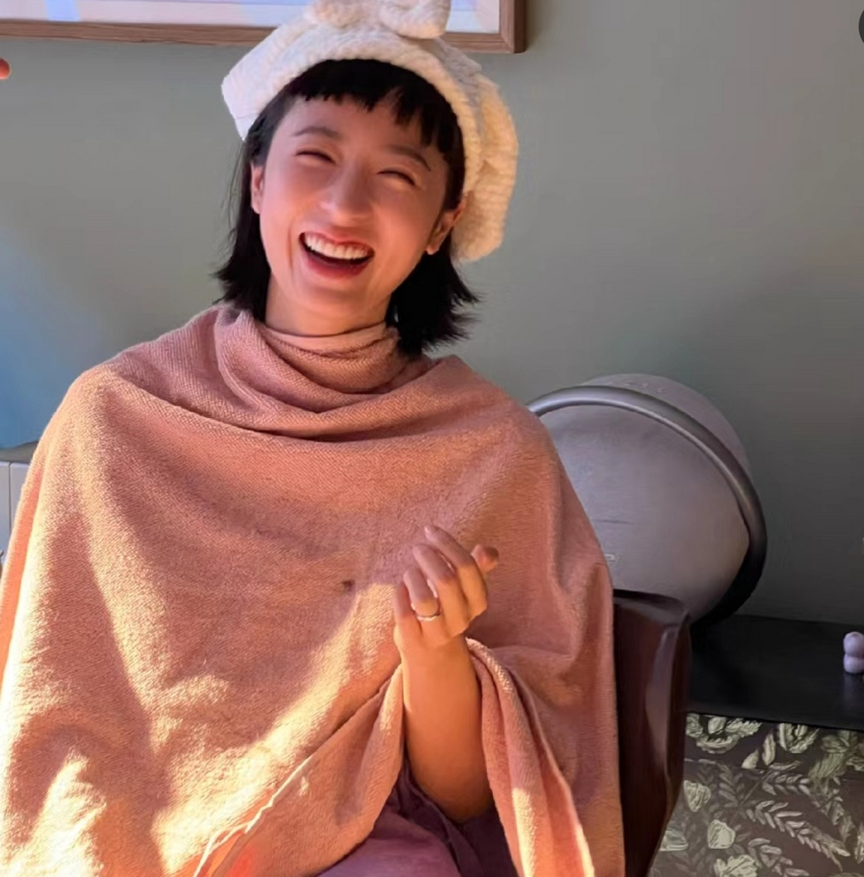 周雨彤拍戏被吴磊剪刘海,剧组花絮喜感十足.