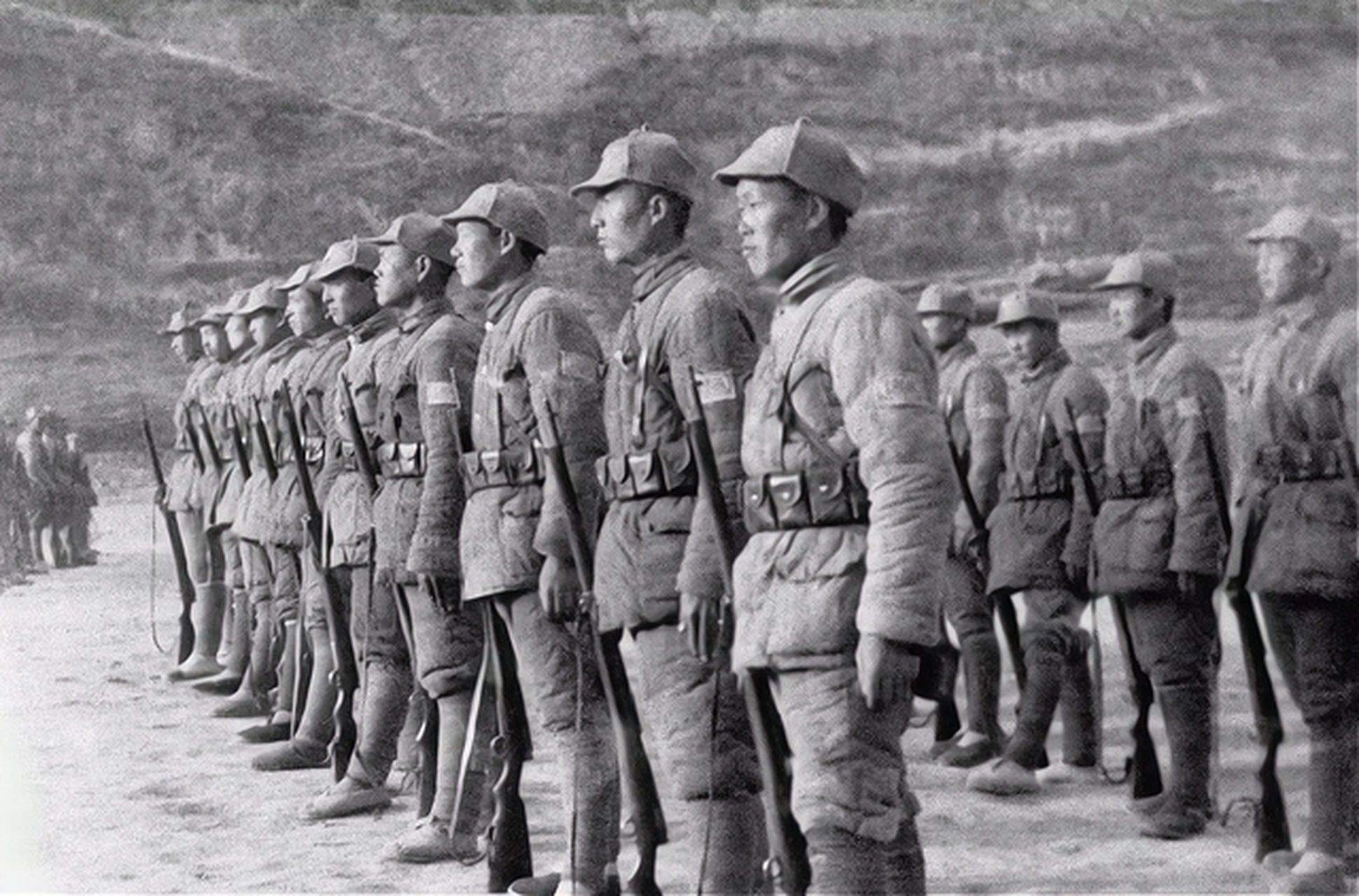 1938年1月,由原东北军改编的人民自卫军在平汉路西完成整训返回冀中时
