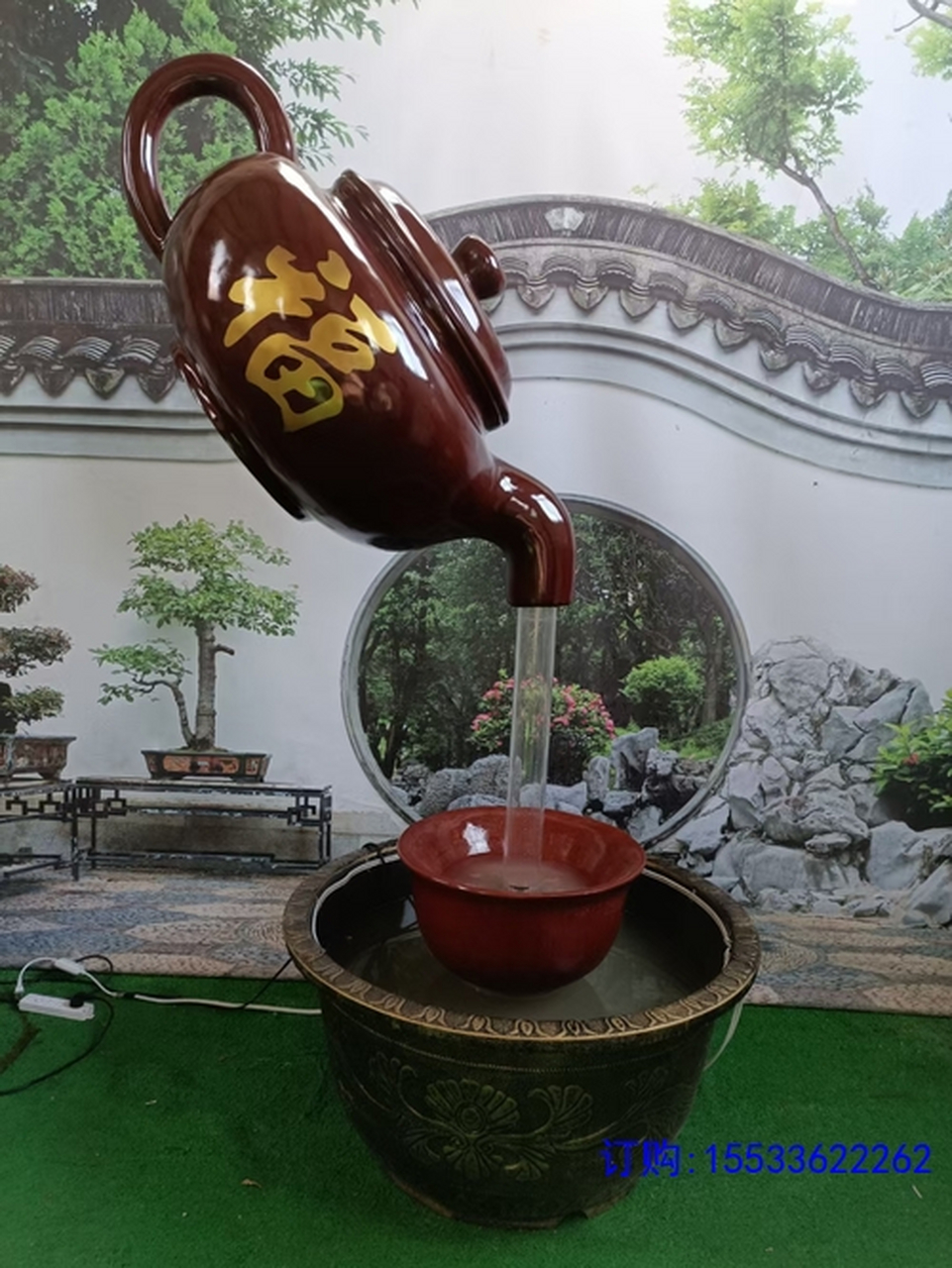 玻璃钢铸铜天壶,又被称为悬挂式茶壶,在视觉效果上很神奇,由于水流