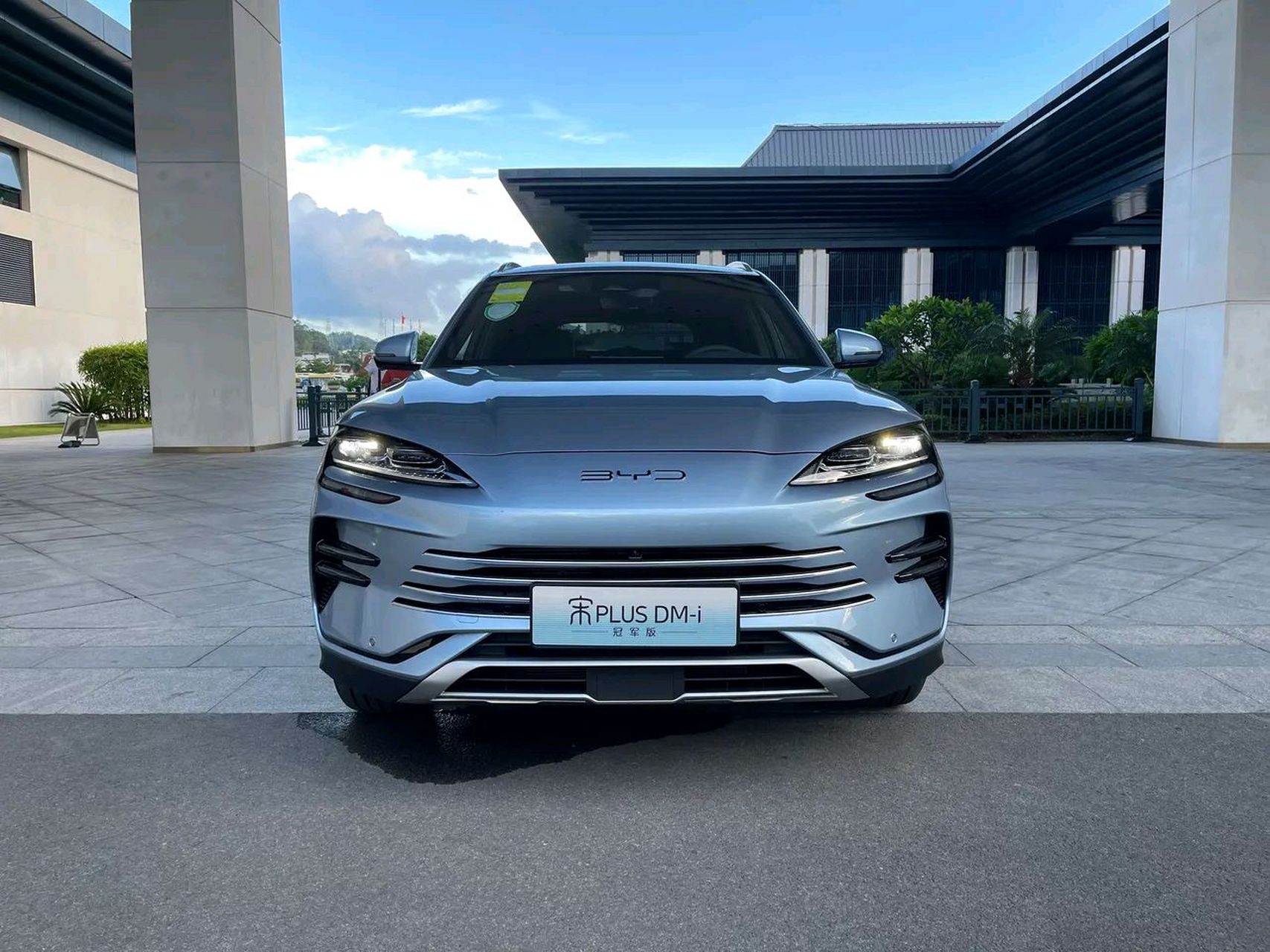 比亚迪宋plus冠军版正式上市了,价格比预售价低了1万,跟旧款车型价格