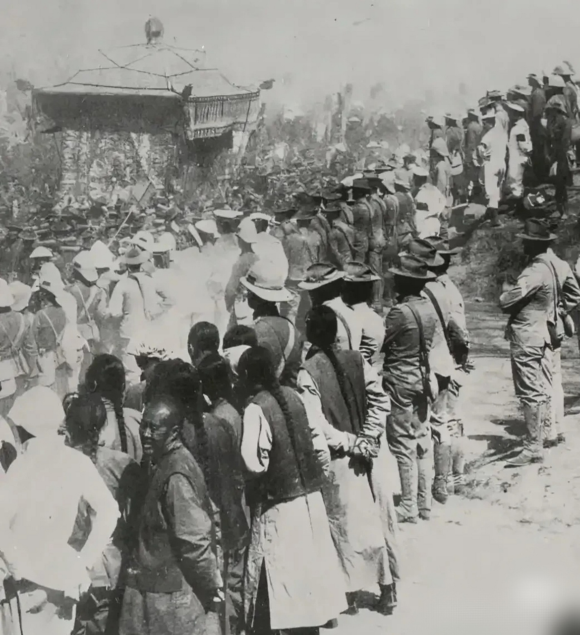 古时皇帝出殡的场面你看过吗 这是1909年,光绪帝出殡的现场,照片里