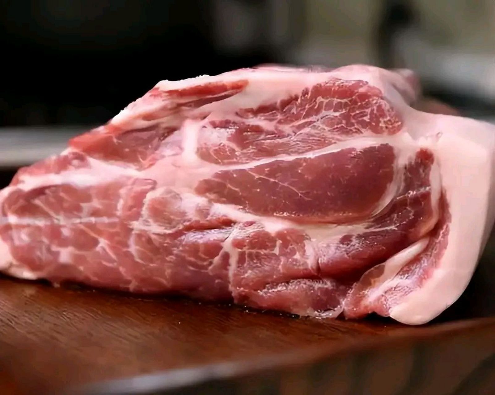 这些甄别方法你须知  很多人在网上会看到有一些猪肉属于注水肉或者是