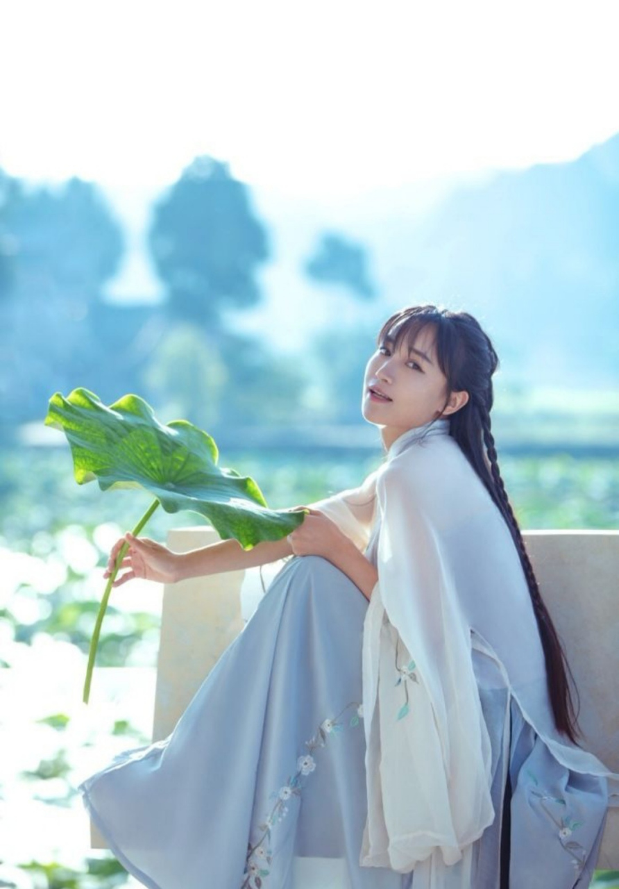 李子柒从最初没几个网友关注的素人到后来变成了连外国人都喜爱的超级