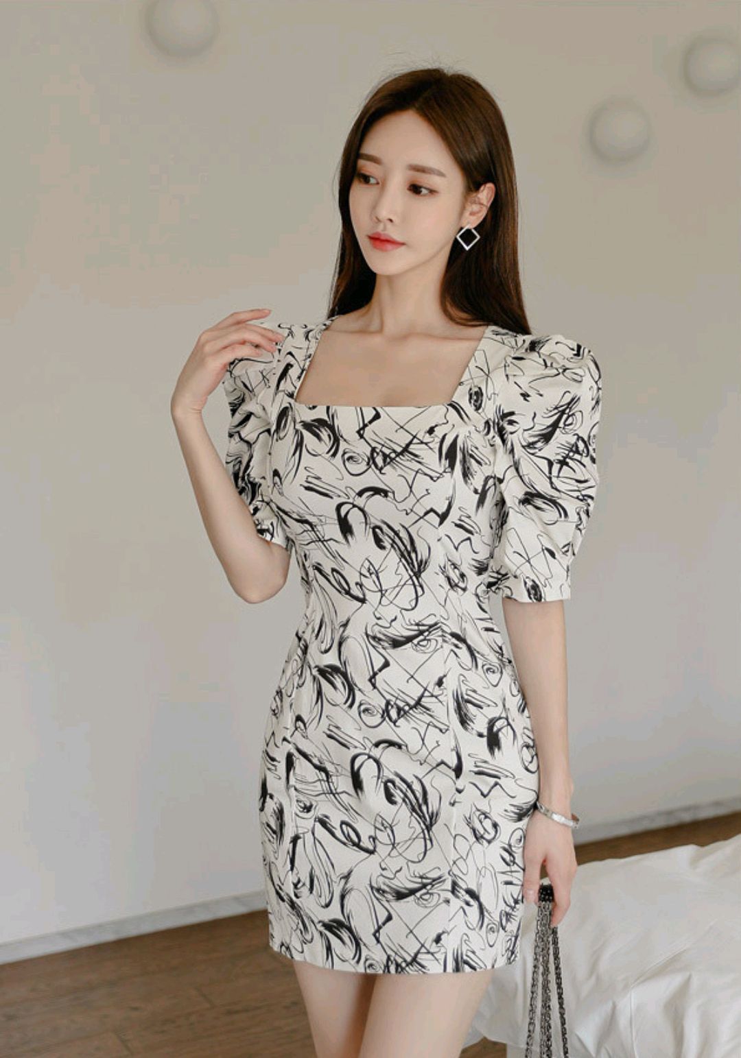 孙允珠美图欣赏:第711期,卷墨枝桠巴洛克灯笼直筒衣裙