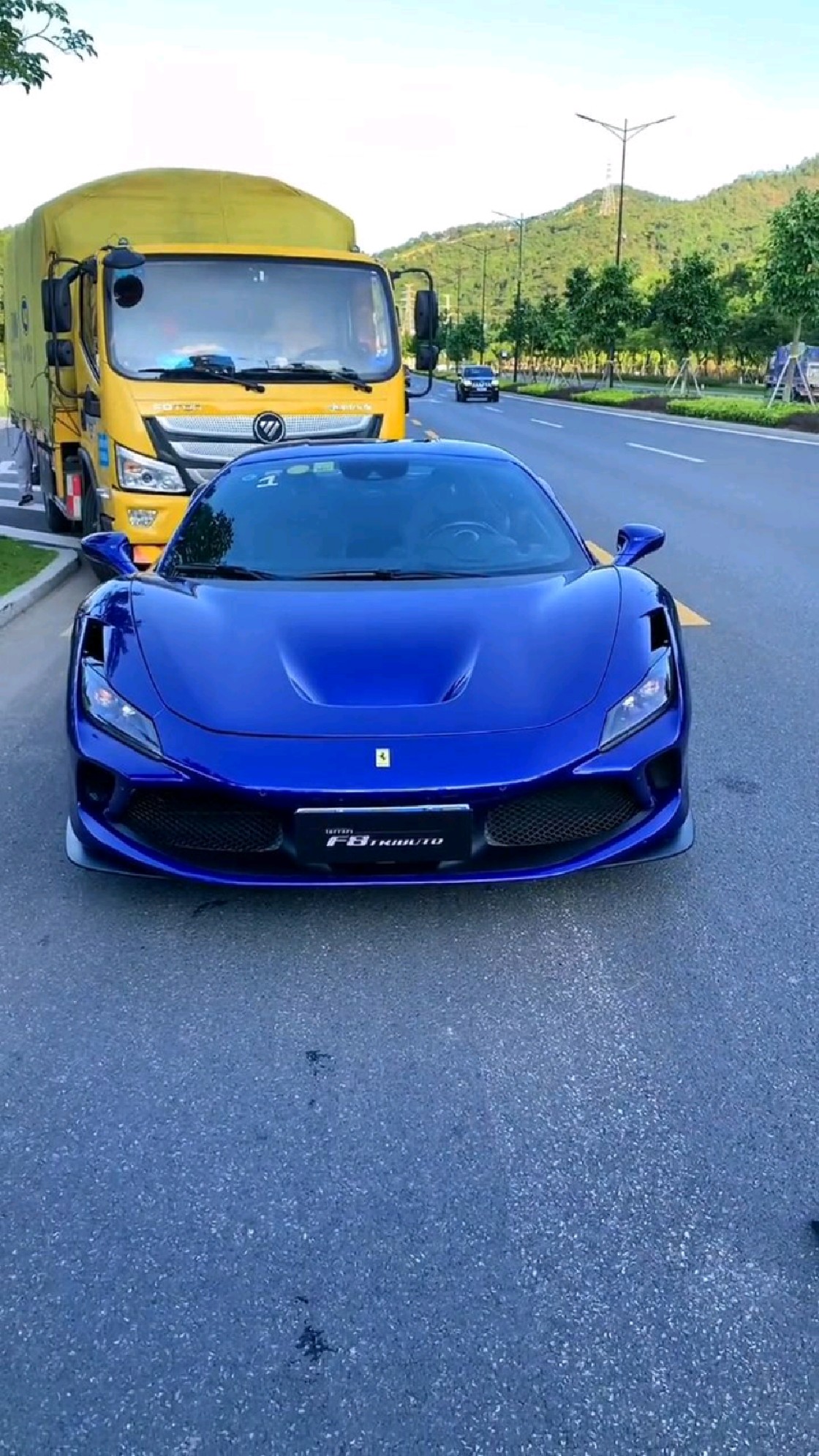 马马路上拍到一辆法拉利f8.