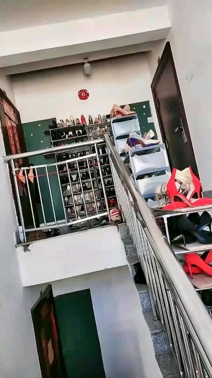 看看对面的女邻居 楼道里都是她的高跟鞋!为什么非要放在外面!