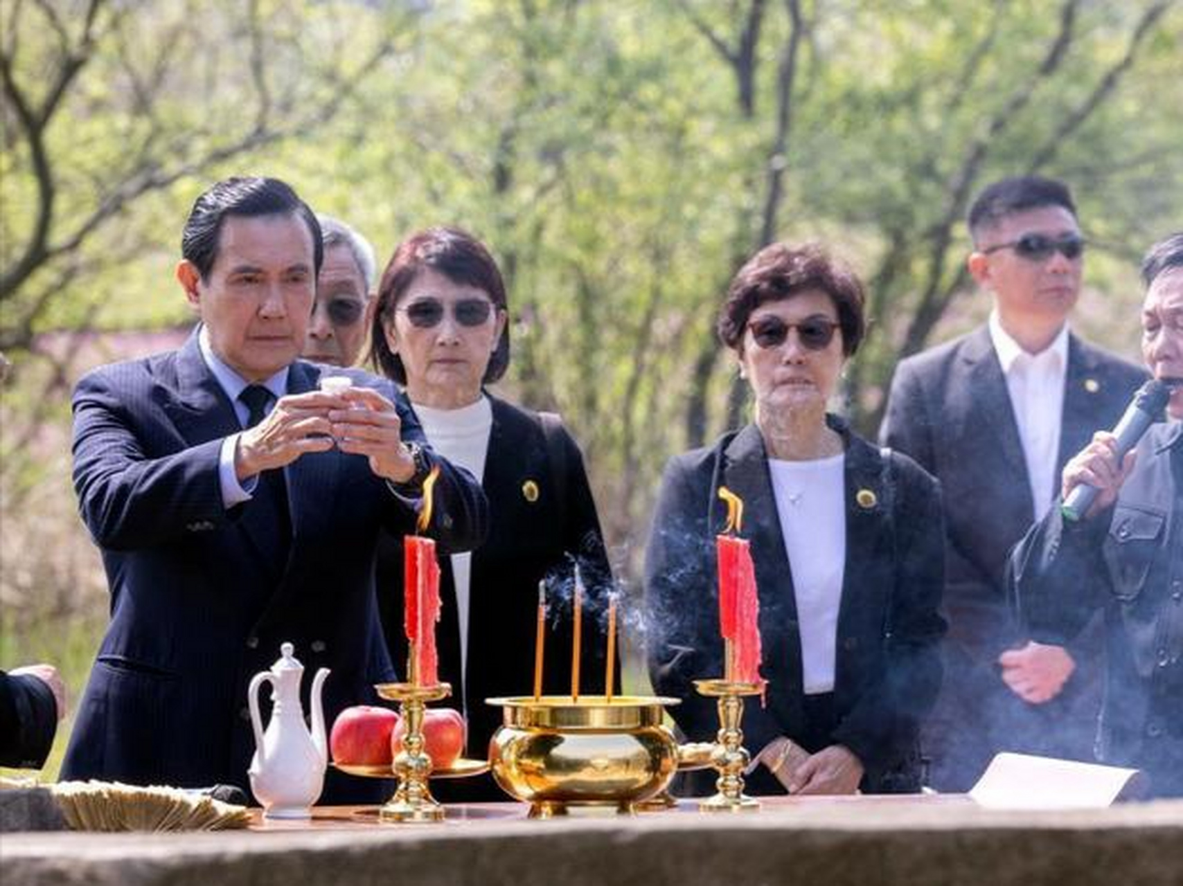 4月1日,马英九回湘潭老家祭祖,一度哽咽落泪.