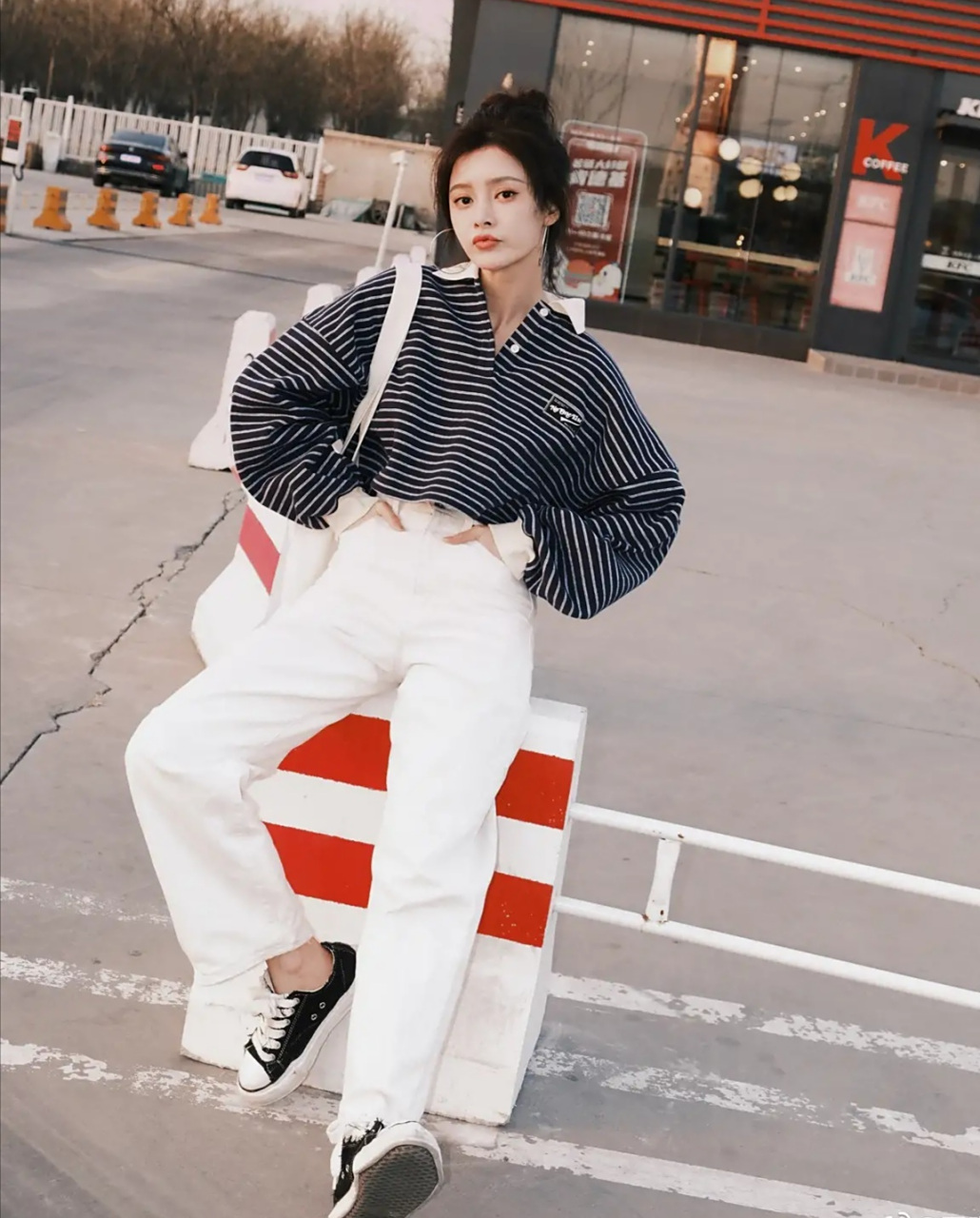王瑞子在社交平台分享了一组照片.条纹宽松上衣,白色长裤,美丽可爱!