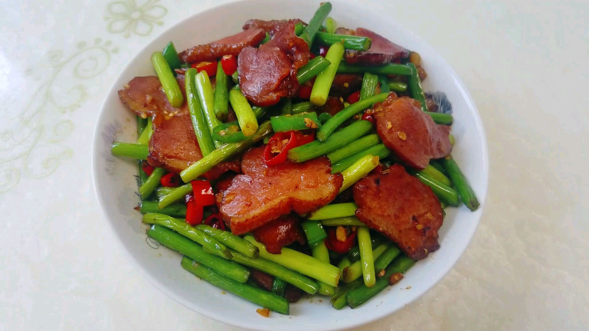 家常美食蒜苔炒卤肉鲜香美味做法简单非常下饭