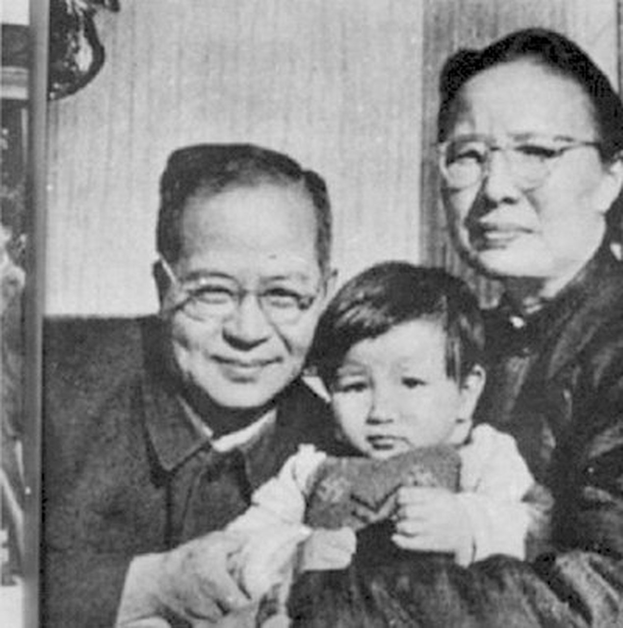 1934年,著名历史学家吴晗向瘫痪在床的袁震表白,却遭到了拒绝:"我久病