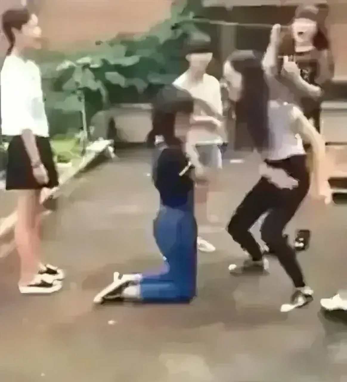 山西一高中学校,高三女孩长期受到三名女生的霸凌,其父多次找有关方面