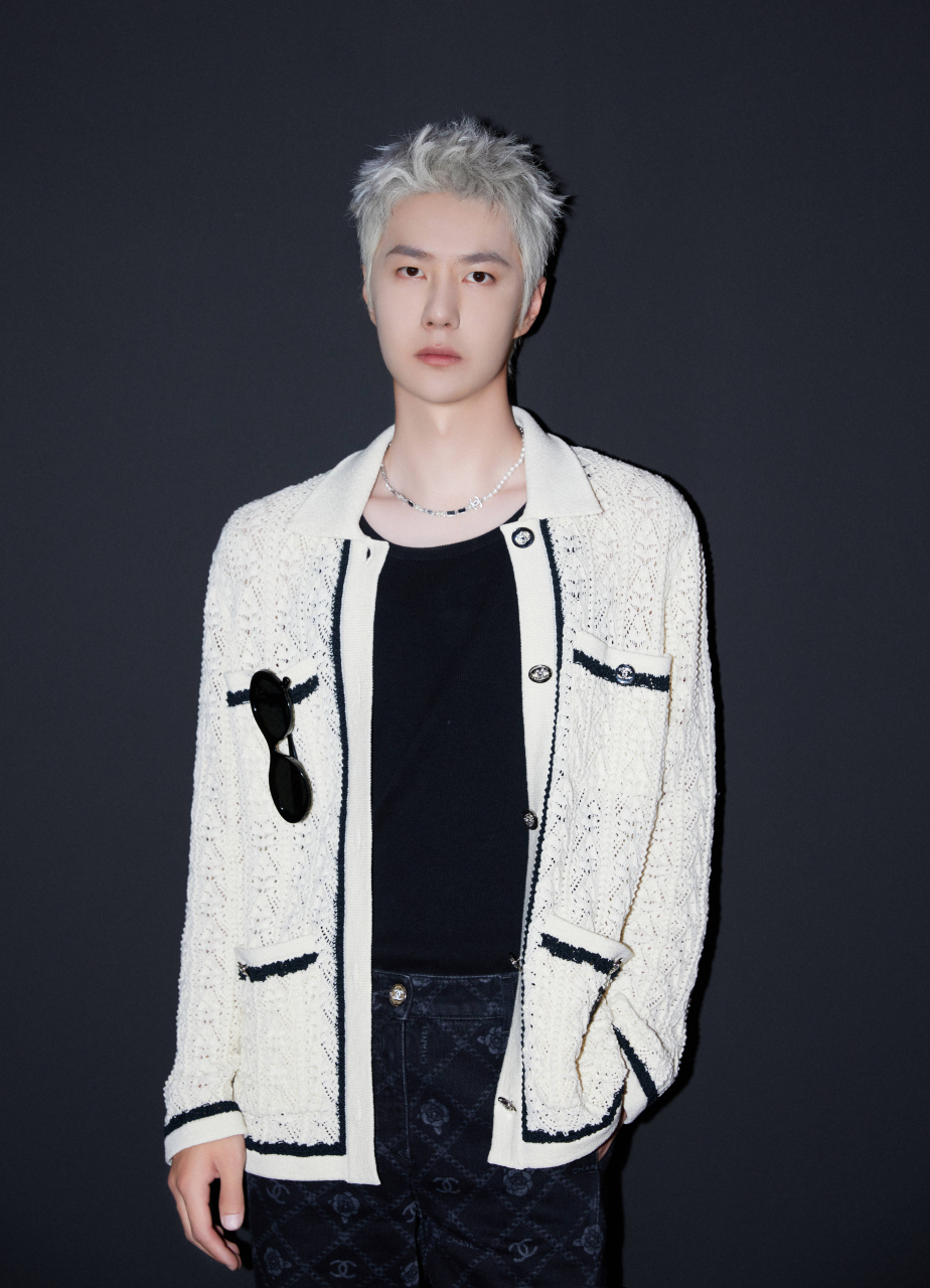 王一博时装周金发# #王一博g社生图# #王一博白金狼尾街拍#   来自