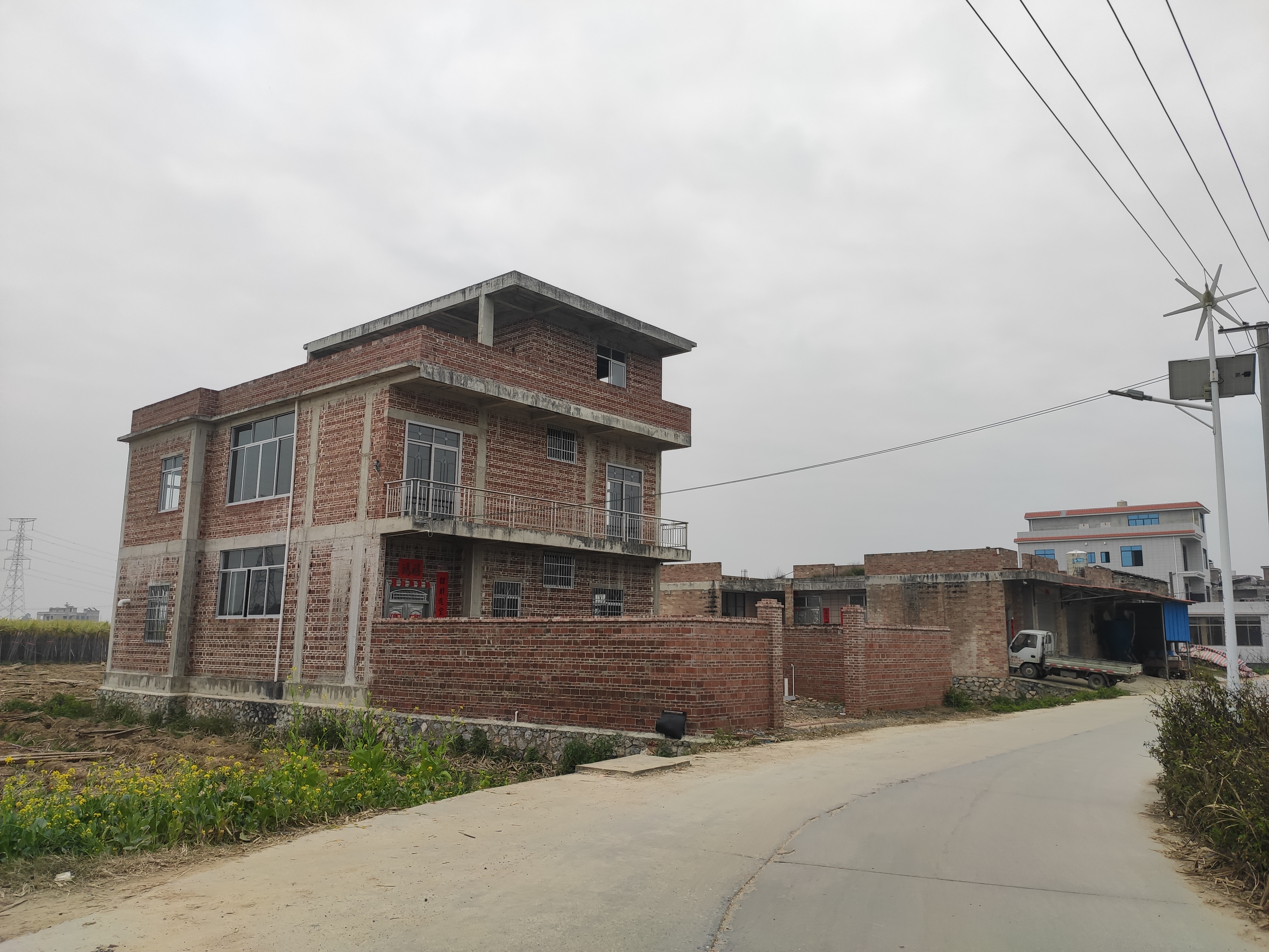 广西的农村房屋外墙都是红砖房多,是没钱装修还是另有原因呢?