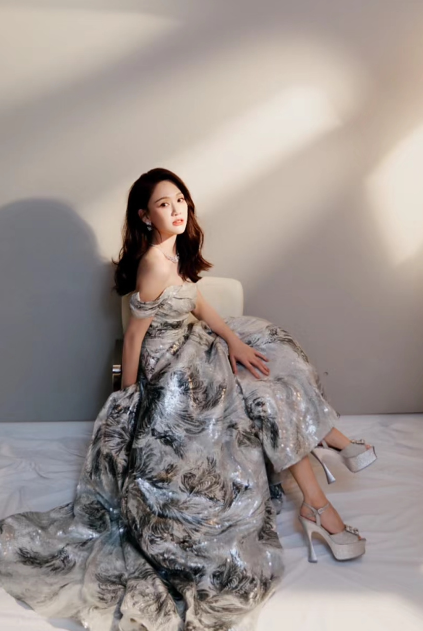 陈乔恩晒幕后大片御姐范十足,为了撑起大裙摆礼服穿了超厚防水台高跟