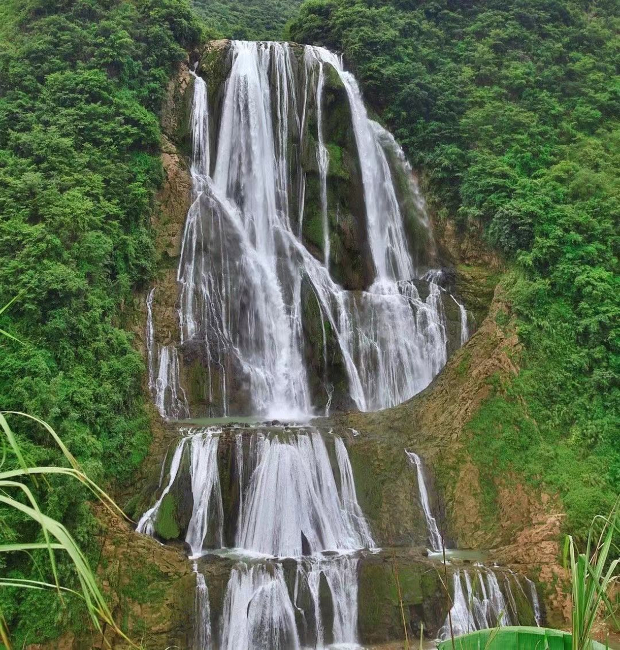 滴水滩瀑布位于贵州安顺黄果树瀑布以西6公里,总高410米,雄伟磅礴