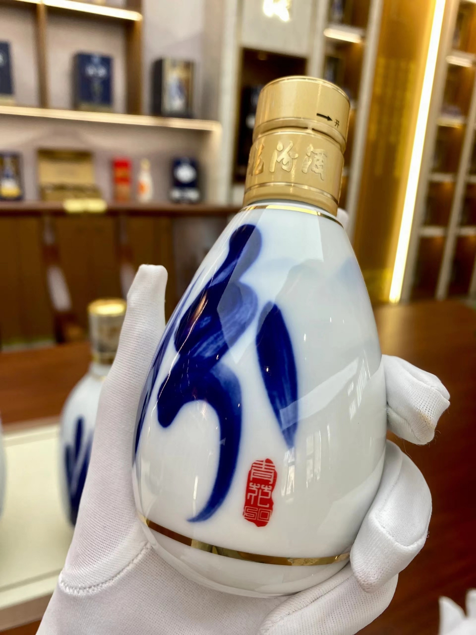 1,汾酒 青花50 被称为汾酒之王,品尝青花50绝对是一种享受,酿造复杂