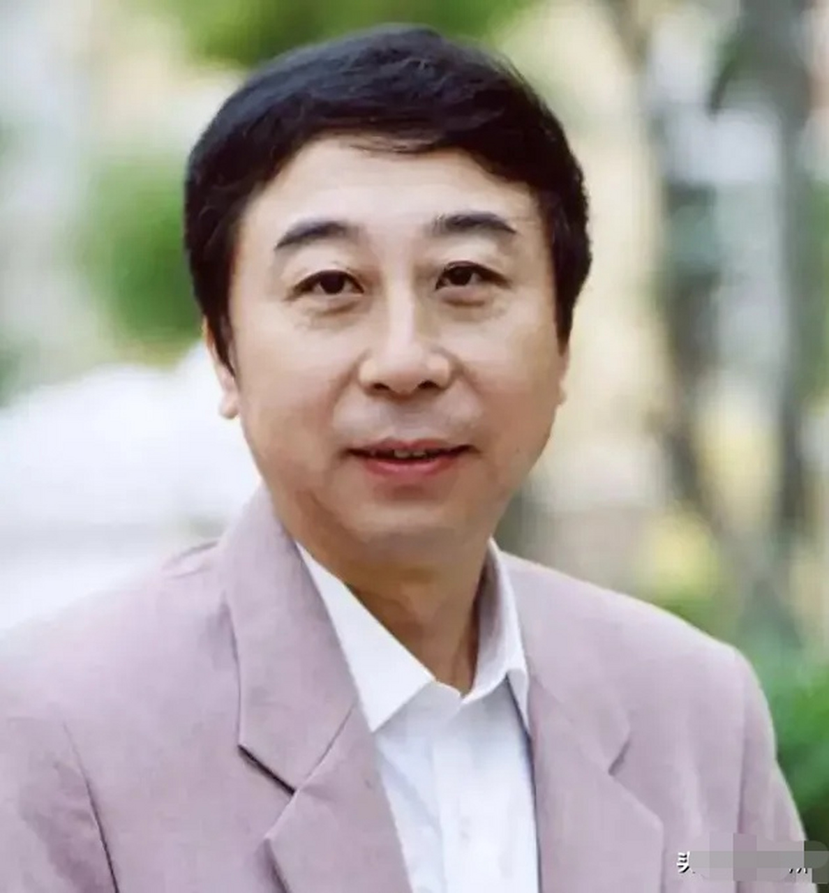 1990年,冯小刚给冯巩打电话:"巩哥,我女儿要做唇腭裂手术,可以借我