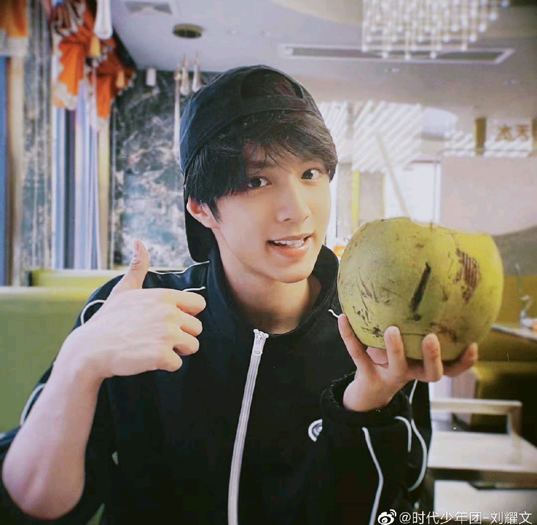 刘耀文原来有两副面孔!私下无袖背心,发博却长袖外套,太见外了